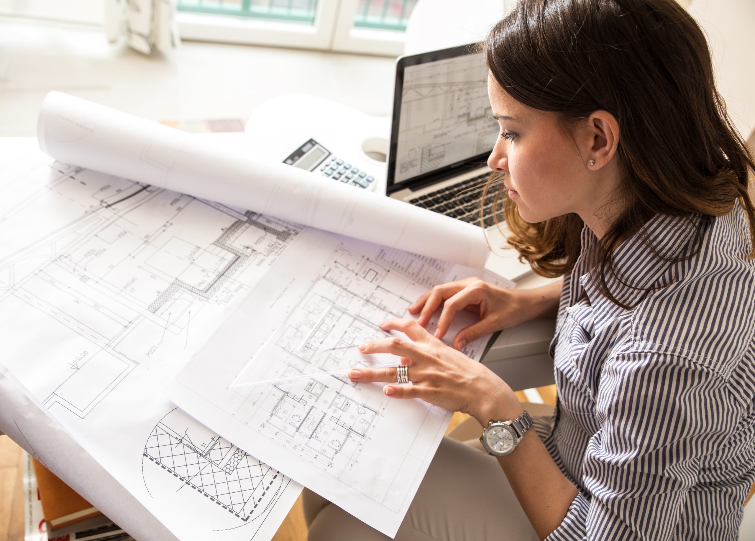 Femme architecte devant un plan